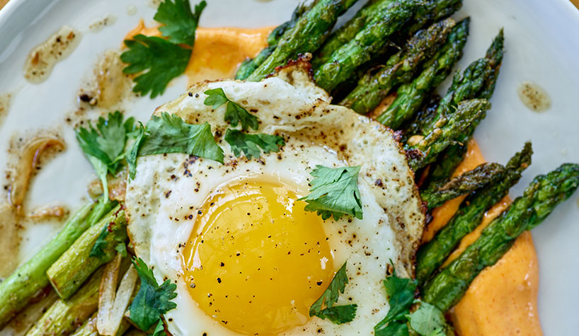 Asparagus with garlic, egg and hot sauce yogurt