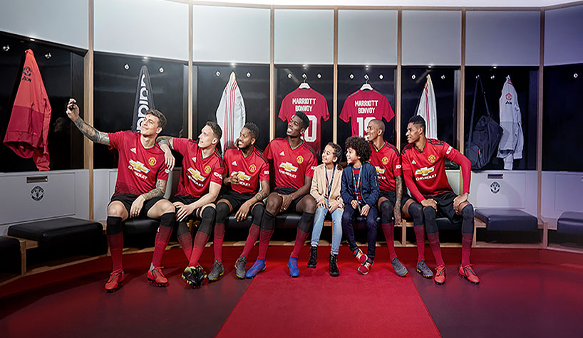 Marriott Bonvoy members get close to the action with Manchester United players.